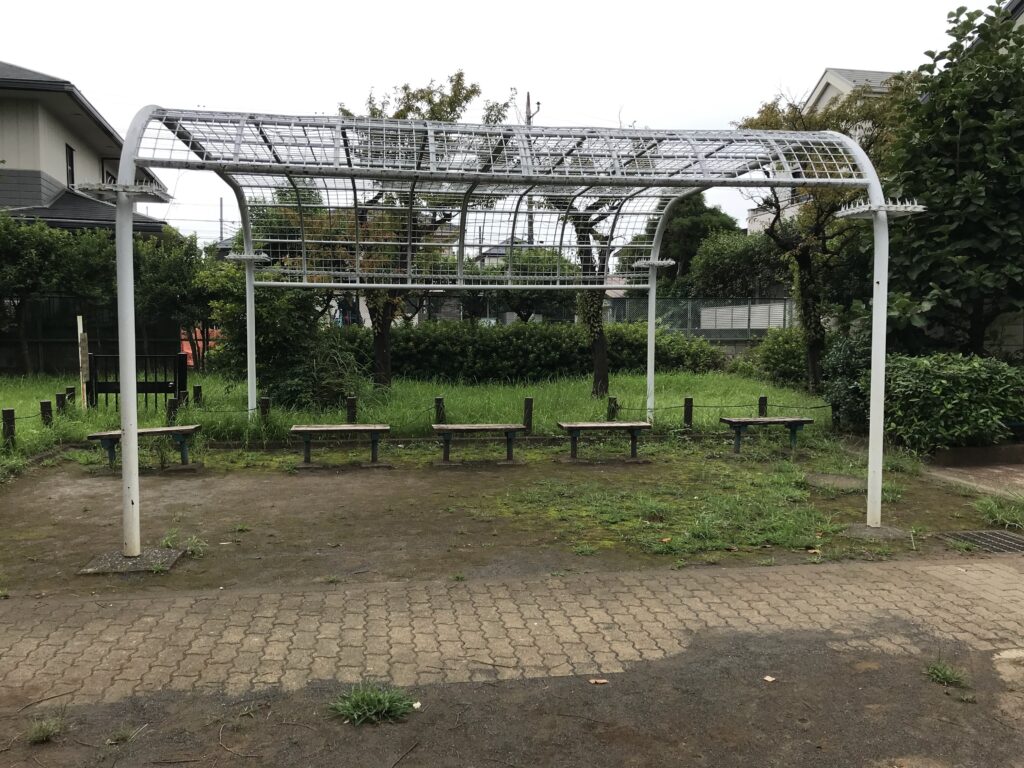 梨の花公園の屋根付きベンチ