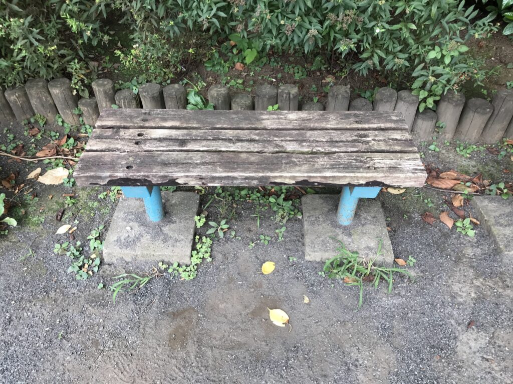 梨の花公園の背もたれなしベンチ