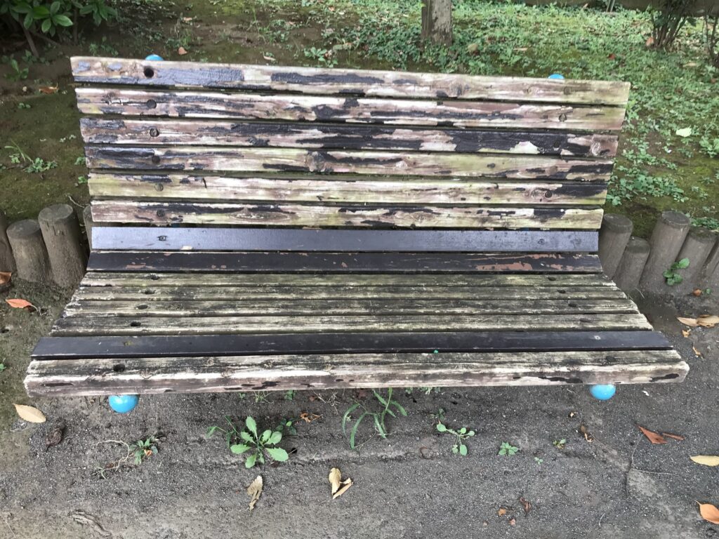 梨の花公園の背もたれありベンチ
