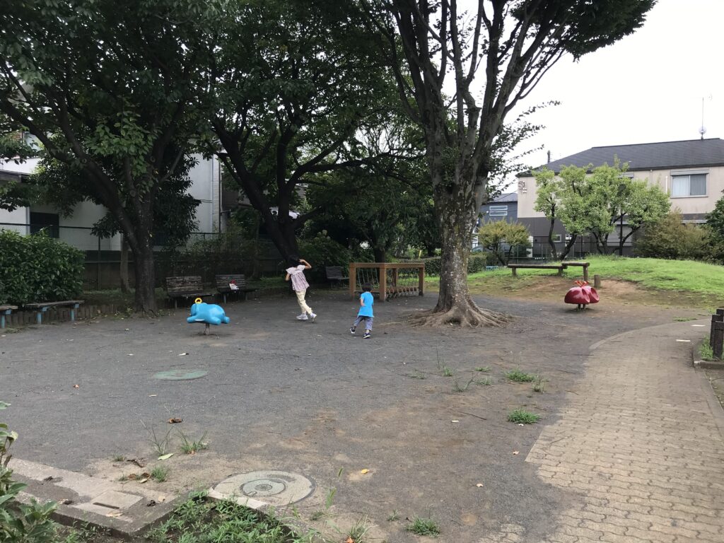 梨の花公園の広場