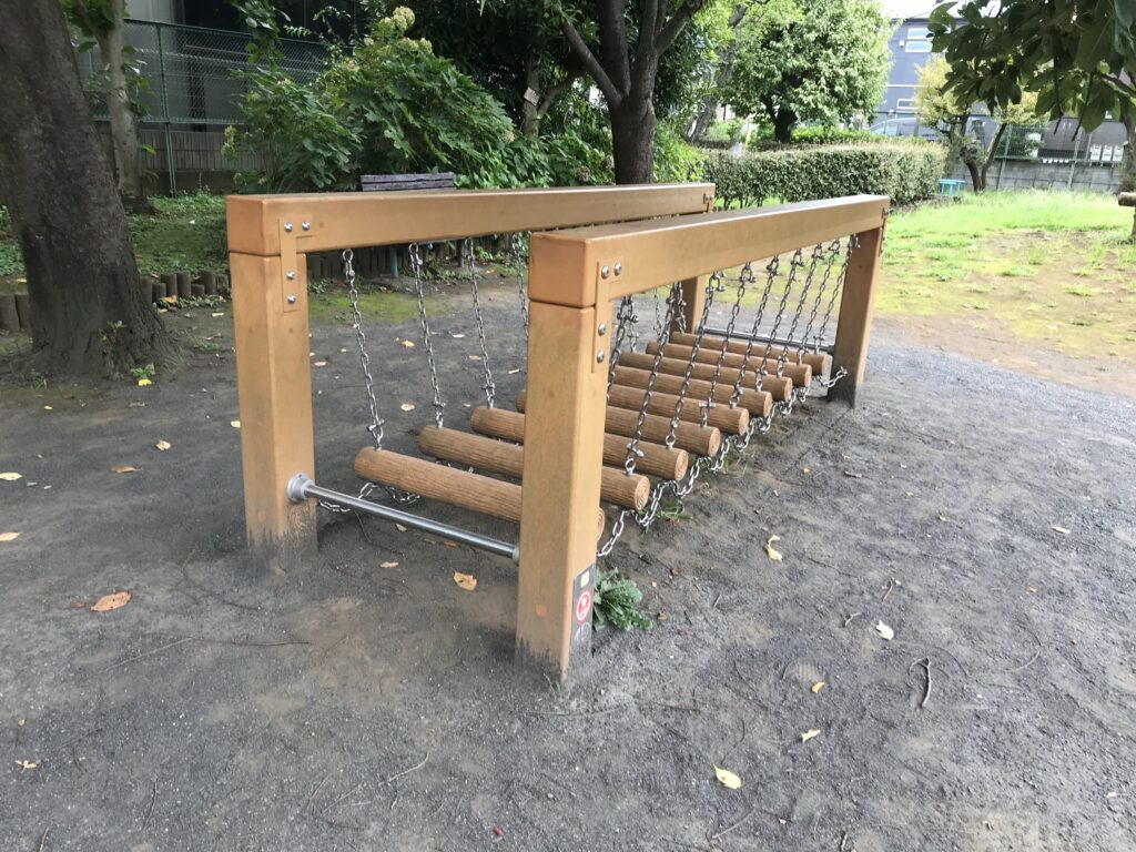 梨の花公園のつり橋遊具