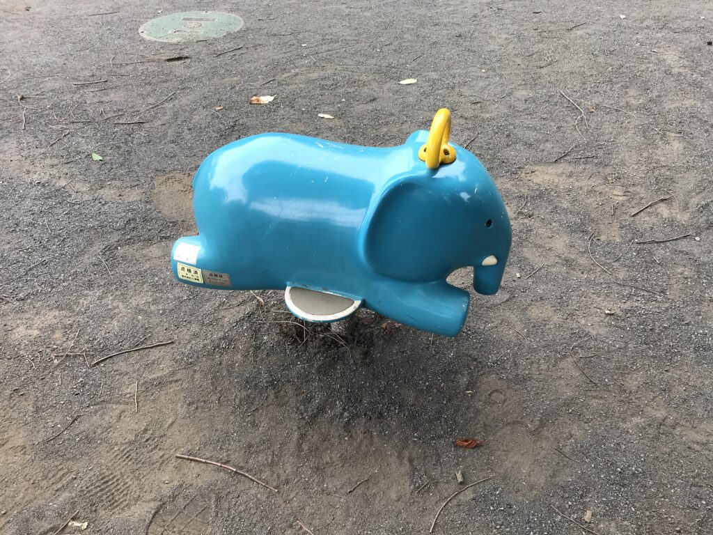 梨の花公園のスイング遊具