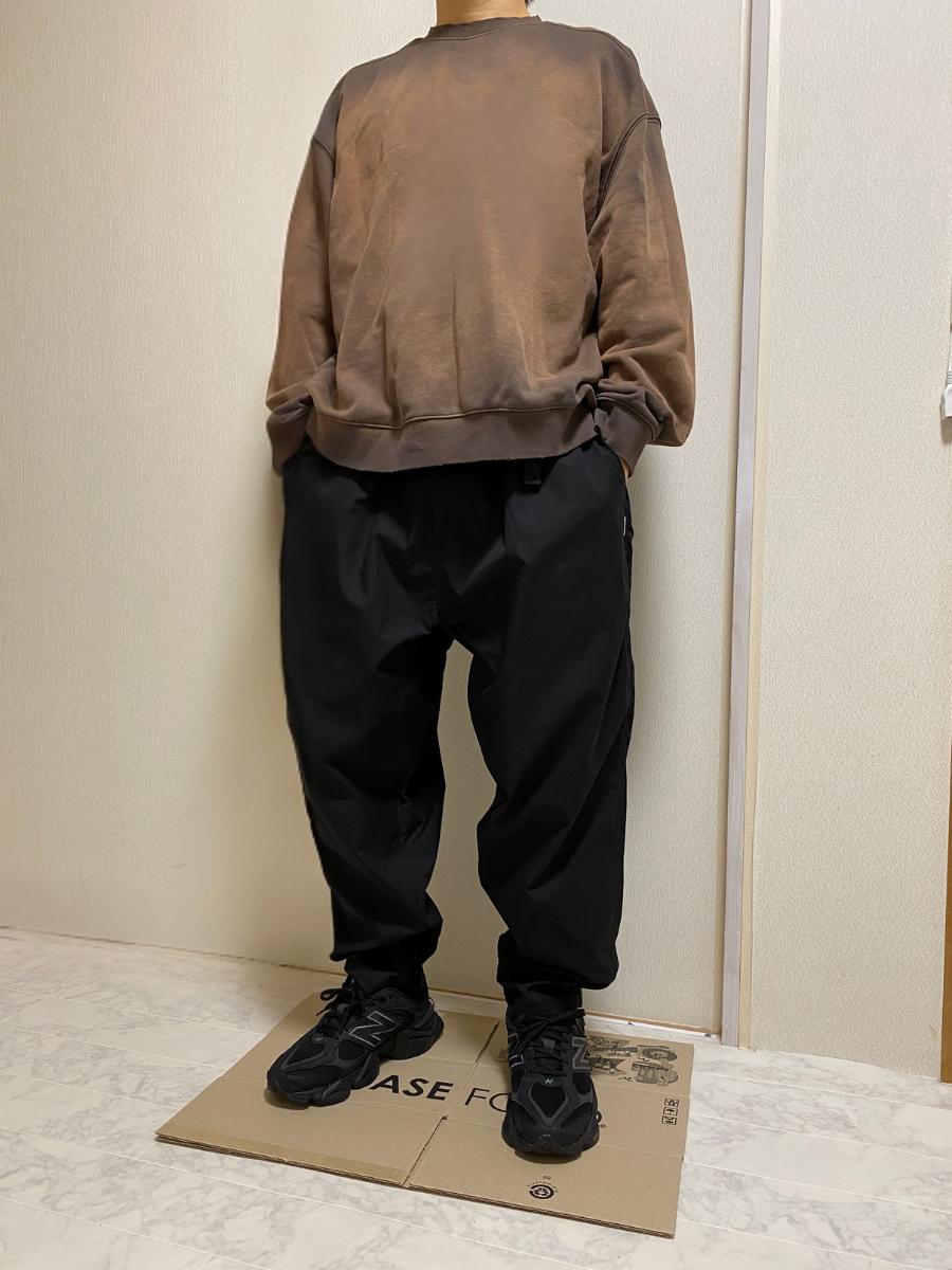 ダメージ加工スウェットを着て靴を履いているパパ斜め横