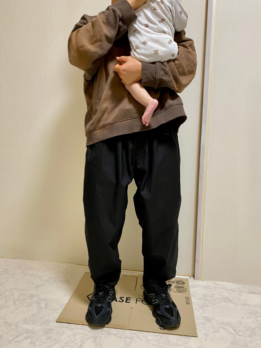 ダメージ加工スウェットを着て赤ちゃんを抱っこしているパパ