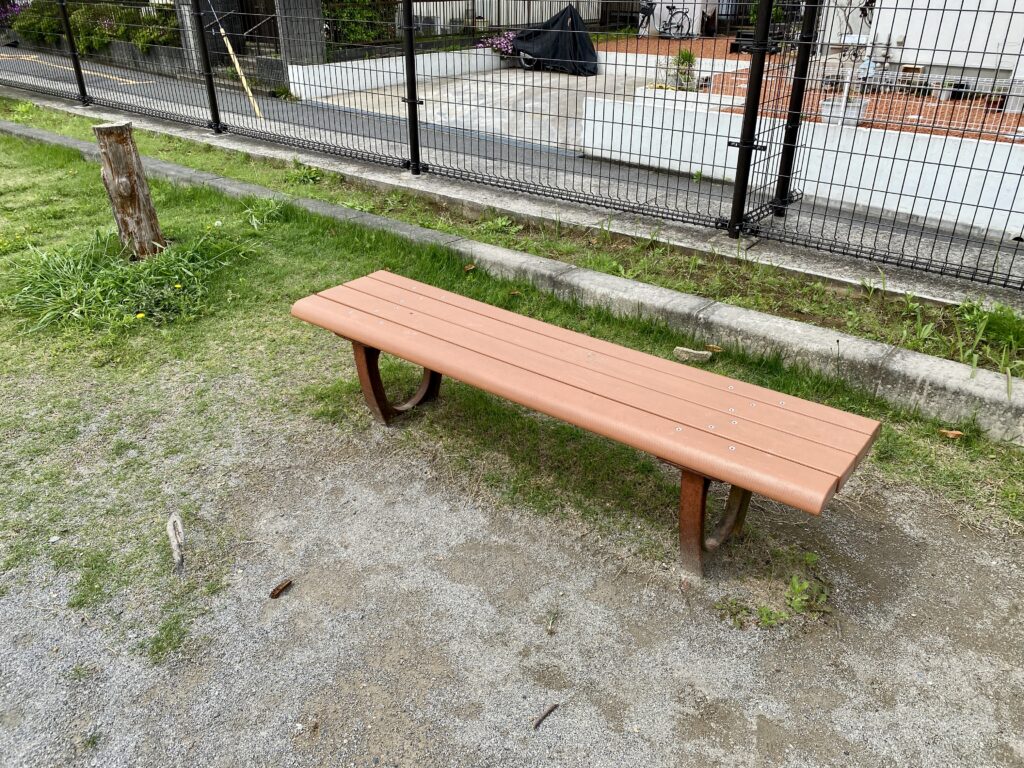 西山第二公園のすべり台横のベンチ
