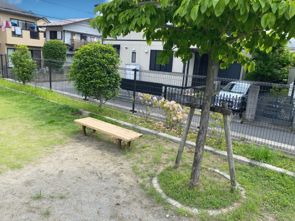 西山第二公園の鉄棒横のベンチ