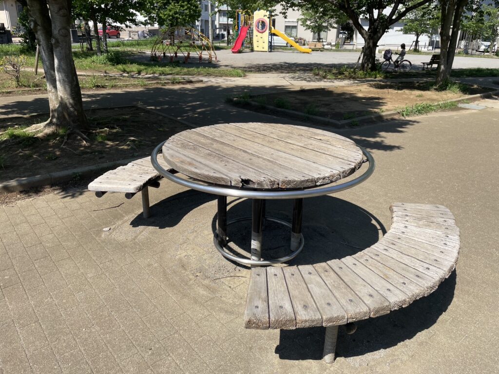 柏たなか第三公園のテーブルセット