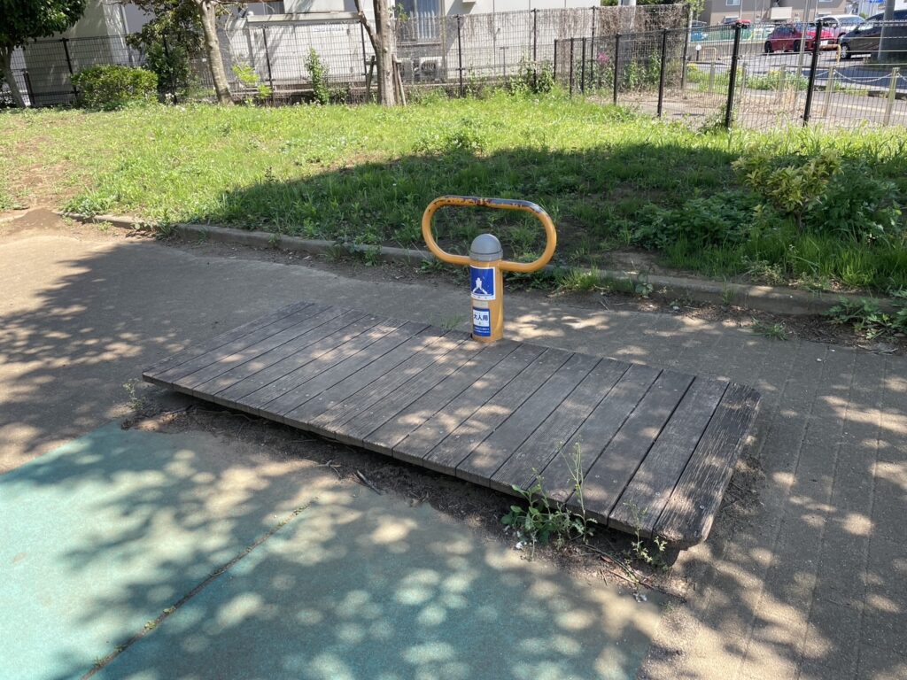 柏たなか第三公園の健康遊具（開脚）