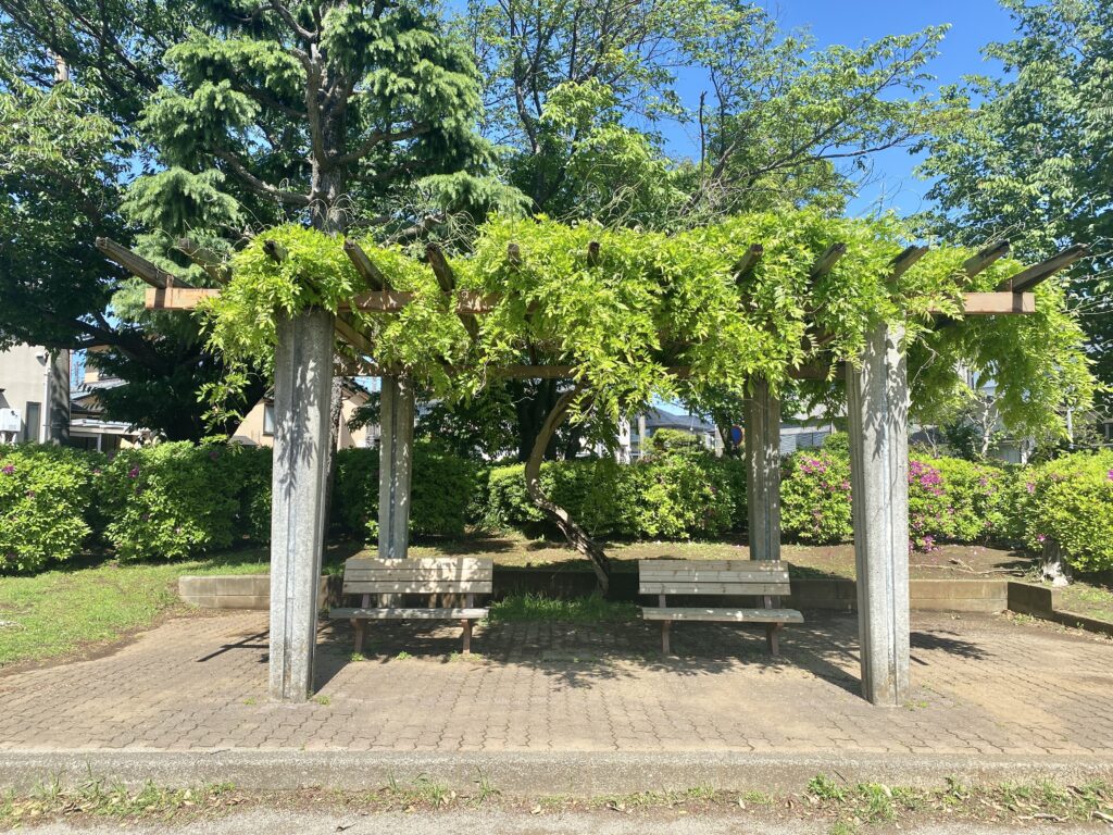 加賀第一公園の屋根付きベンチ