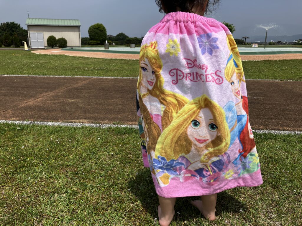 公園の水遊びはこれで安心！タオル×テントが大活躍のラップタオル羽織ったところ