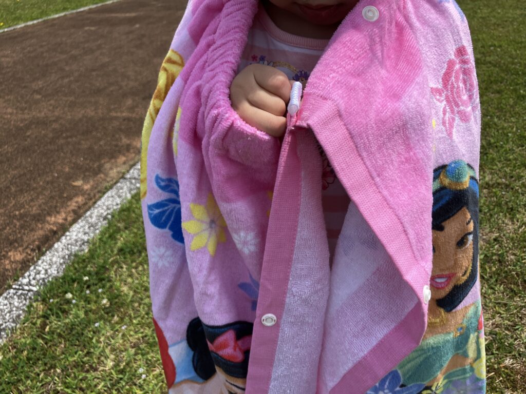 公園の水遊びはこれで安心！タオル×テントが大活躍のラップタオルスナップ留めているところ