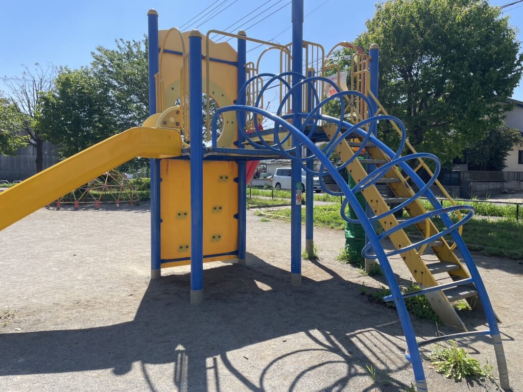 柏たなか第三公園のすべり台裏側