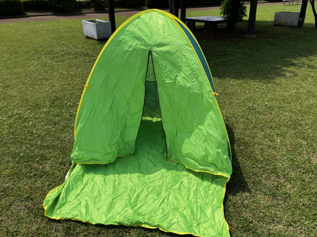 公園の水遊びはこれで安心！ラップタオル×ポップアップテントが大活躍のテント完成品