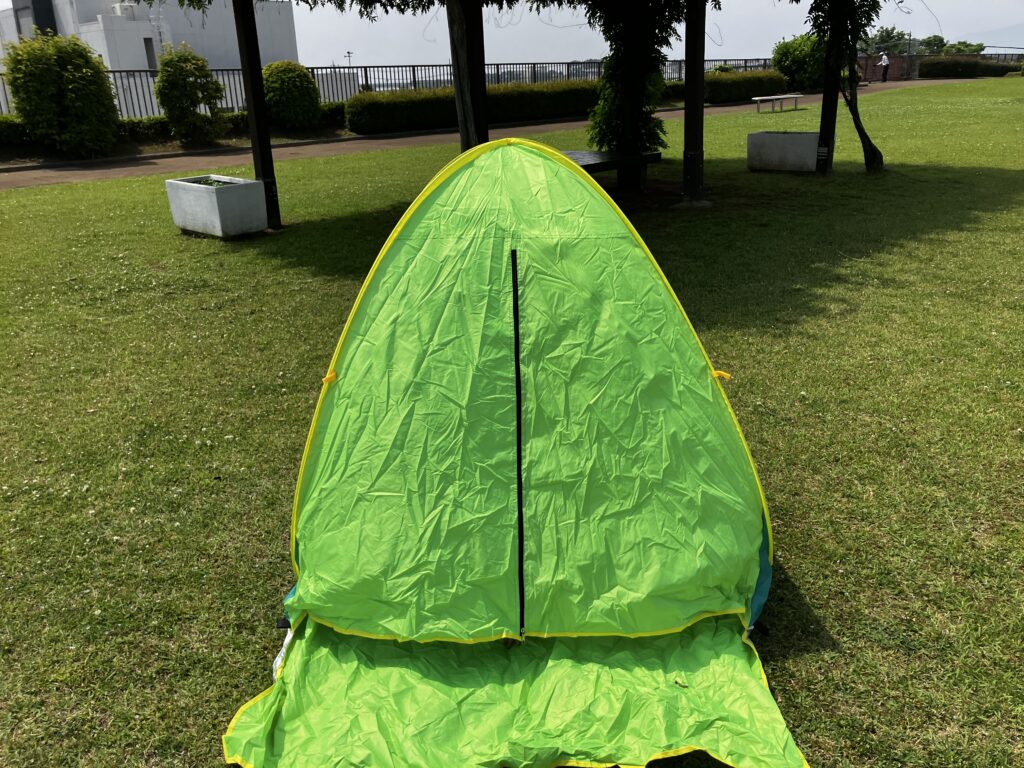 公園の水遊びはこれで安心！ラップタオル×ポップアップテントが大活躍のテントの組み立て