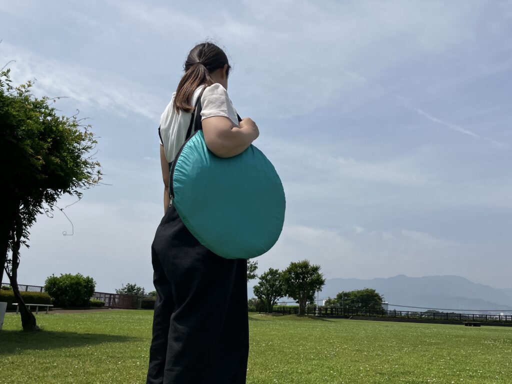 公園の水遊びはこれで安心！ラップタオル×ポップアップテントが大活躍のテントを肩にかけた状態