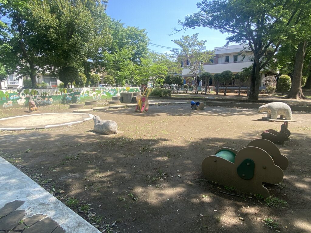 永楽台近隣公園の動物遊具の広場