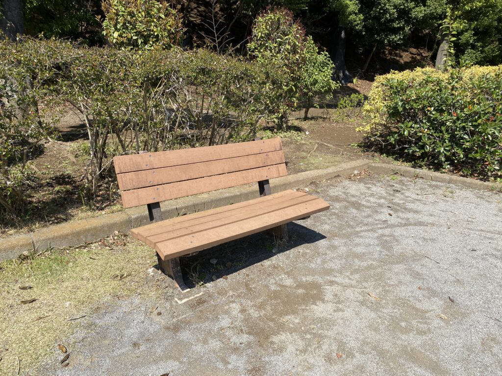 名戸ヶ谷第五公園のベンチ
