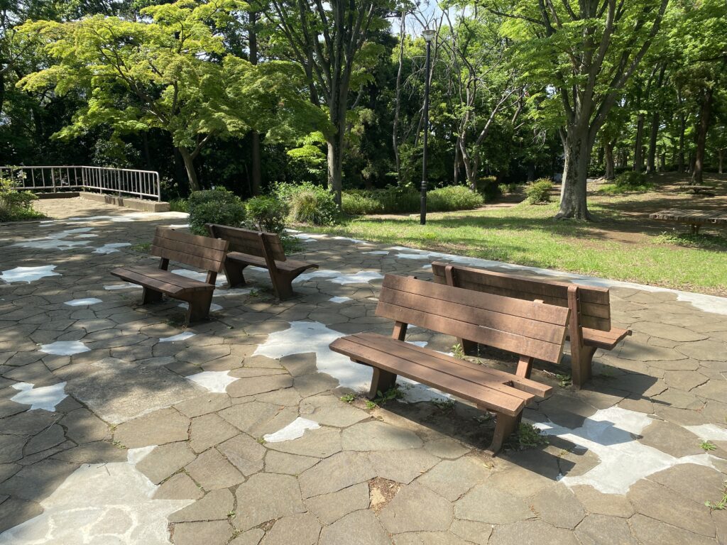 永楽台近隣公園の広場のベンチ