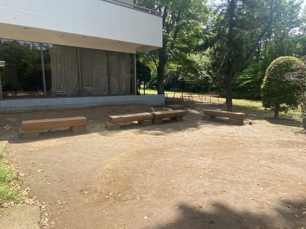 永楽台近隣公園のセンター横のベンチ