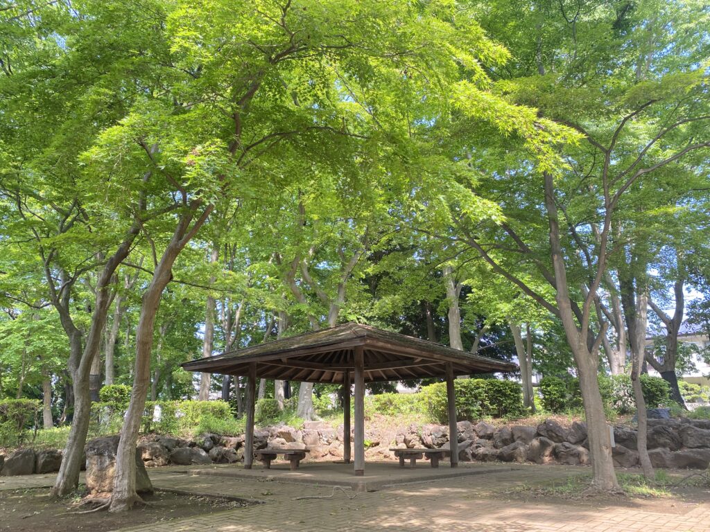 永楽台近隣公園の屋根付きベンチ