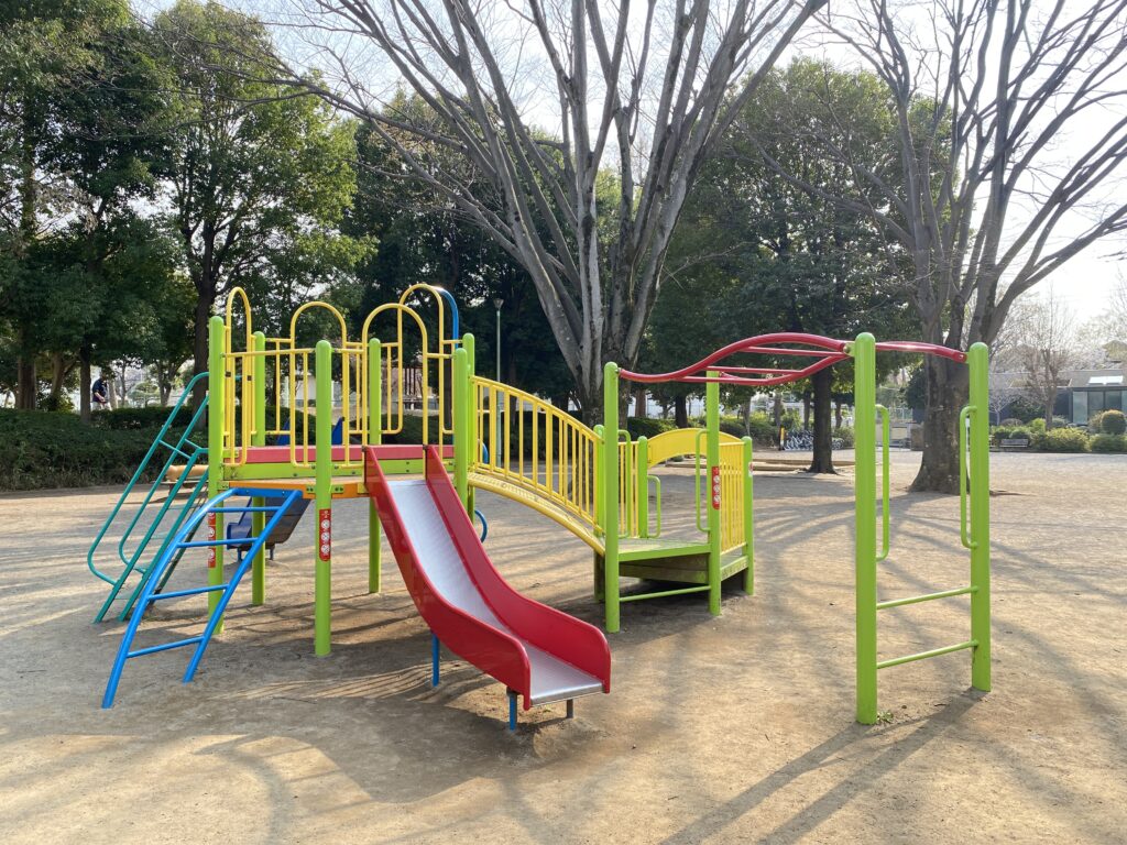 名戸ヶ谷第二公園の複合遊具（赤いすべり台側）