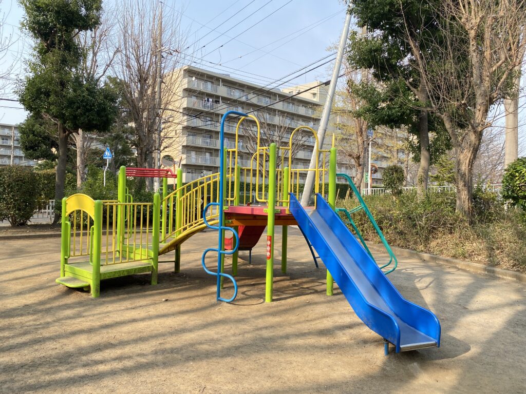 名戸ヶ谷第二公園の複合遊具（青いすべり台側）
