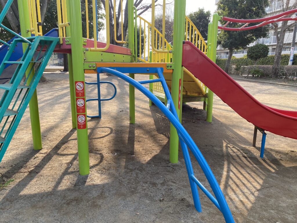 名戸ヶ谷第二公園の複合遊具（はしご）
