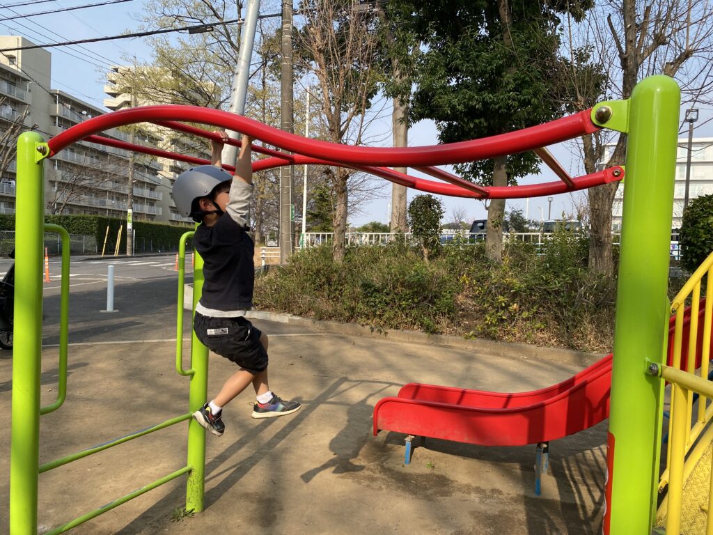 名戸ヶ谷第二公園の複合遊具（うんてい）