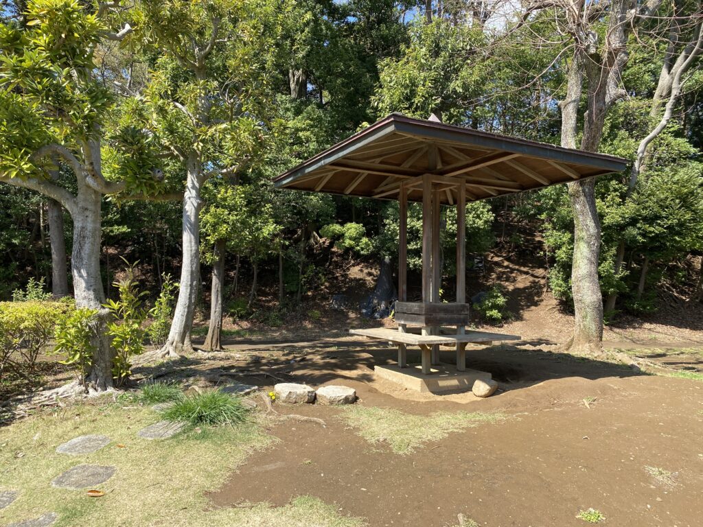 名戸ヶ谷第五公園の屋根付きベンチ