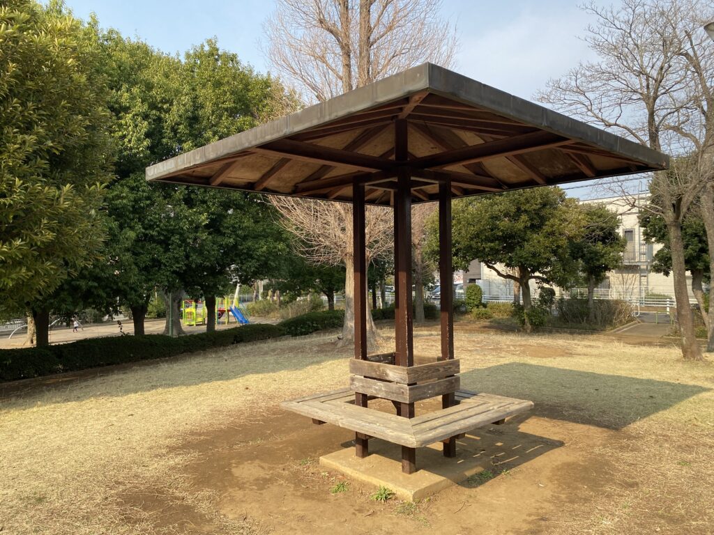 名戸ヶ谷第二公園の屋根付きベンチ