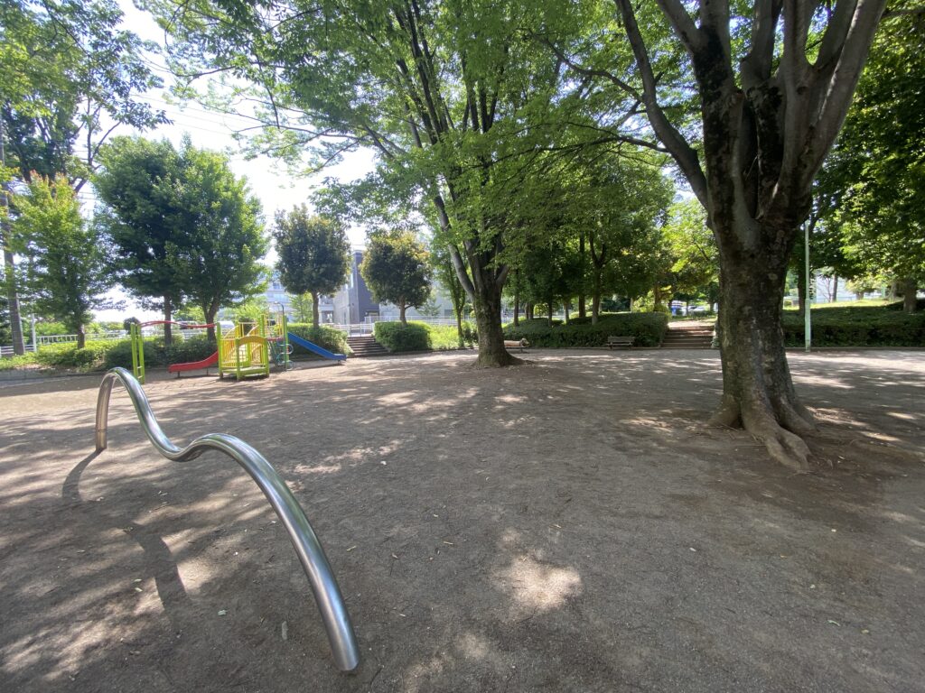 名戸ヶ谷第二公園の遊具エリア