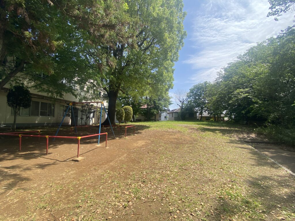 永楽台近隣公園の芝生の広場