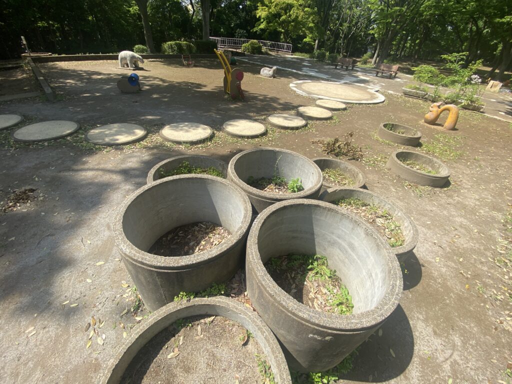 永楽台近隣公園のステップストーンと土管
