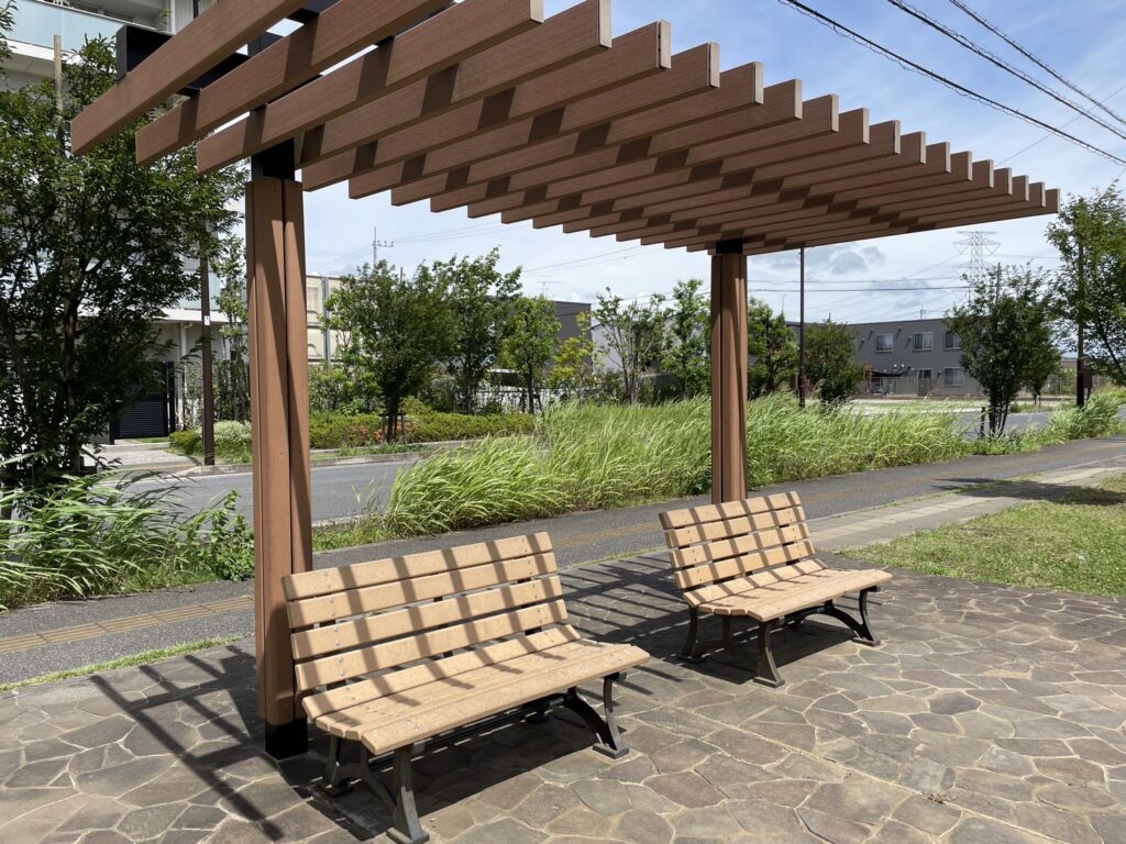 柏たなか緑地の屋根付きベンチ