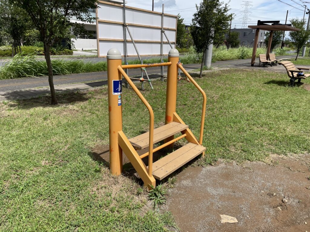 柏たなか緑地の健康遊具（昇降階段）