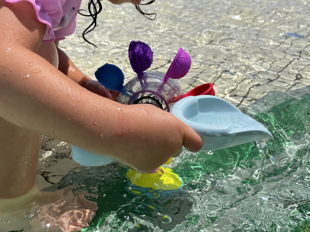 1歳からOK！長く使える公園で水遊びグッズ2選のレインボーかんらんしゃで遊ぶ
