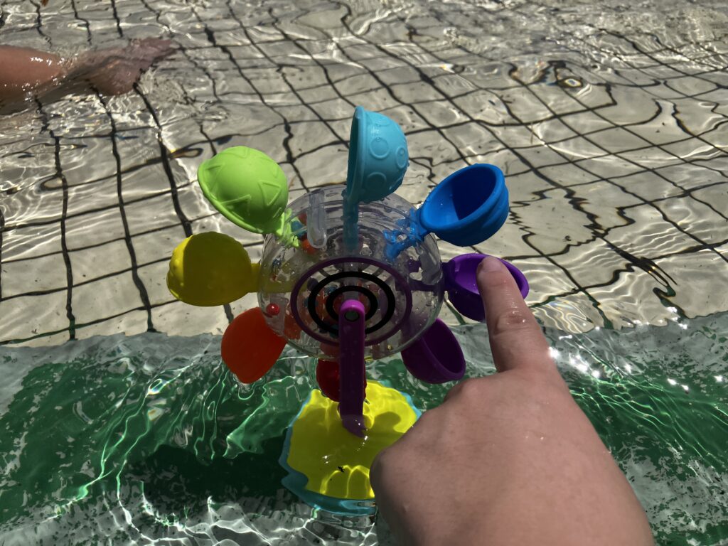 1歳からOK！長く使える公園で水遊びグッズ2選のレインボーかんらんしゃの遊び方