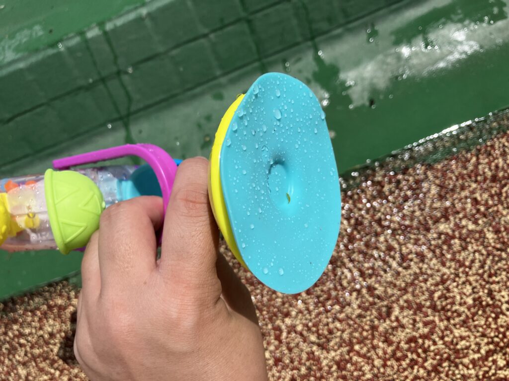 1歳からOK！長く使える公園で水遊びグッズ2選のレインボーかんらんしゃの吸盤