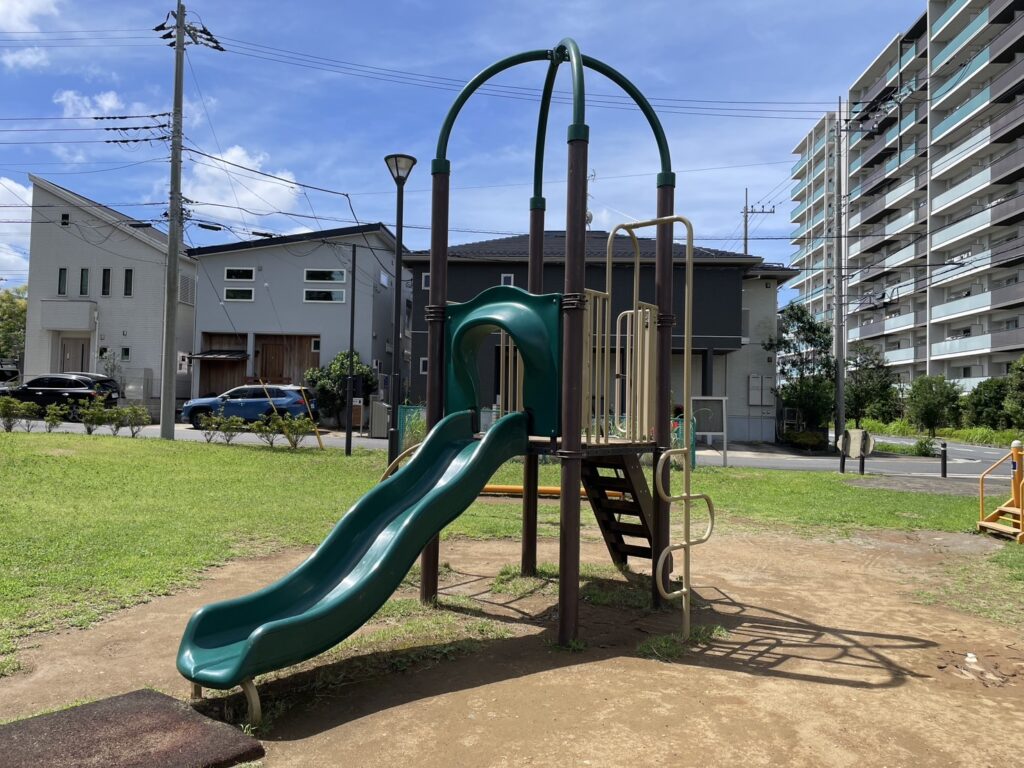 柏たなか緑地のすべり台