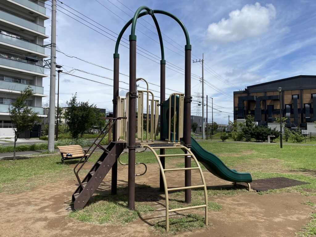 柏たなか緑地のすべり台裏側