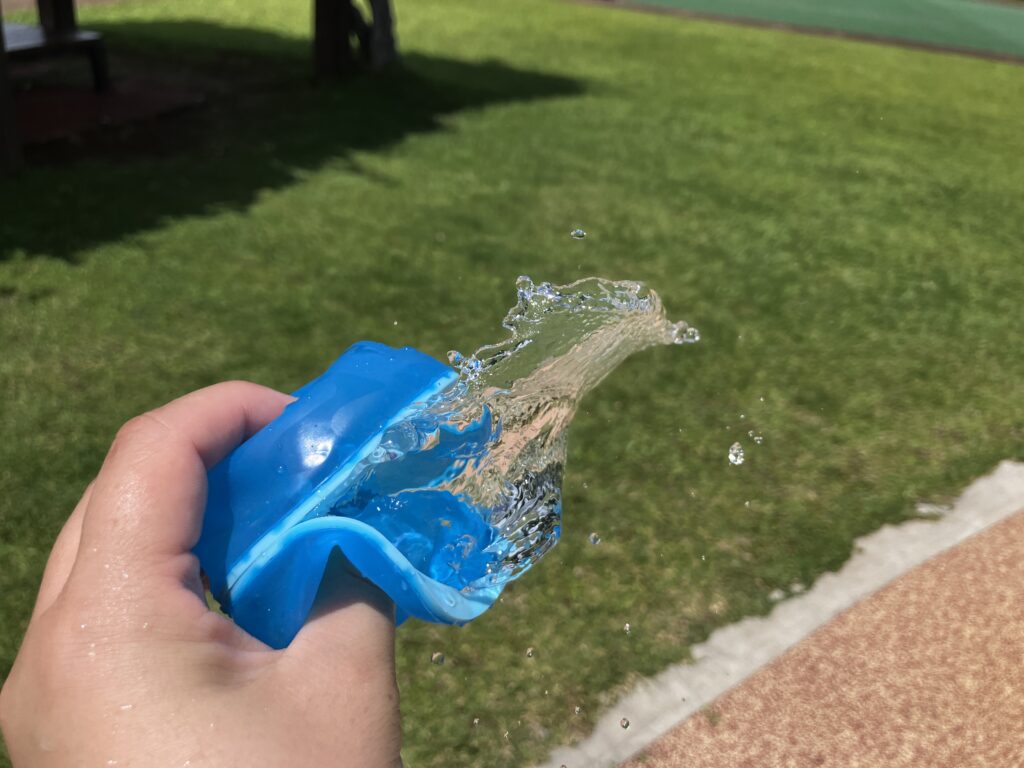 1歳からOK！長く使える公園で水遊びグッズ2選の水風船をプシュ