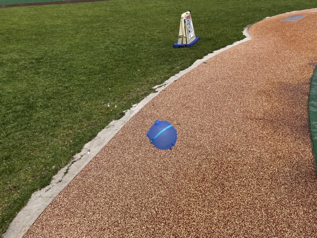 1歳からOK！長く使える公園で水遊びグッズ2選の水風船を投げて遊ぶ