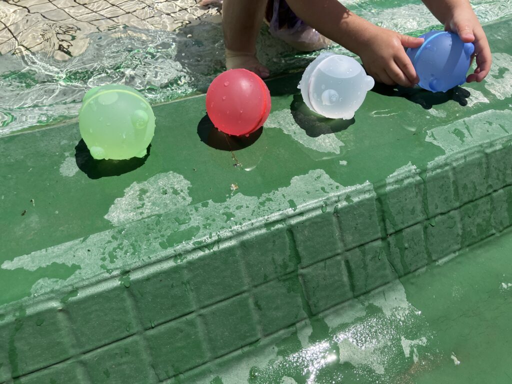1歳からOK！長く使える公園で水遊びグッズ2選の水風船で遊ぶ3歳