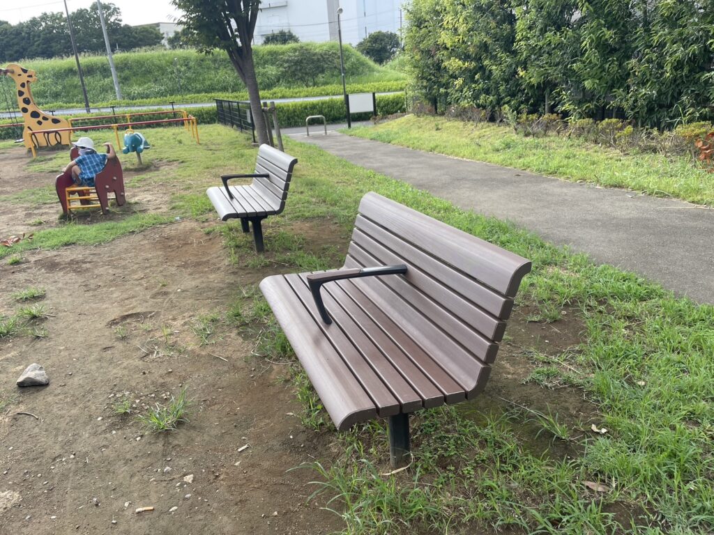 若柴おむすび公園のベンチ