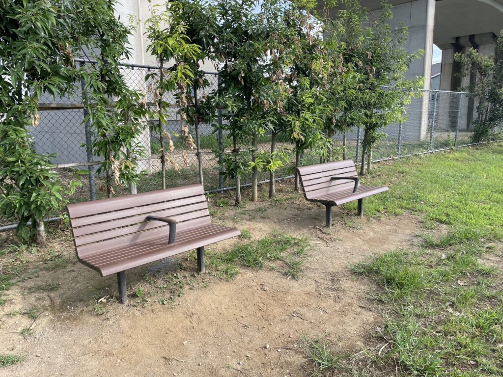 若柴おむすび公園のベンチ