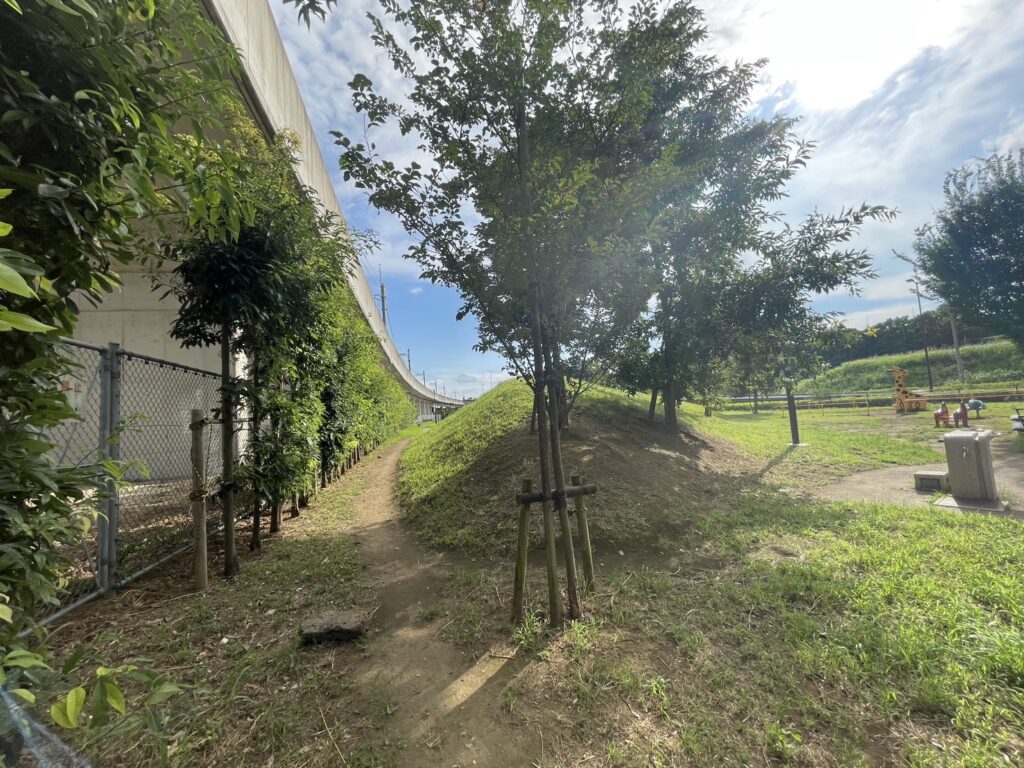若柴おむすび公園の丘の横の小道
