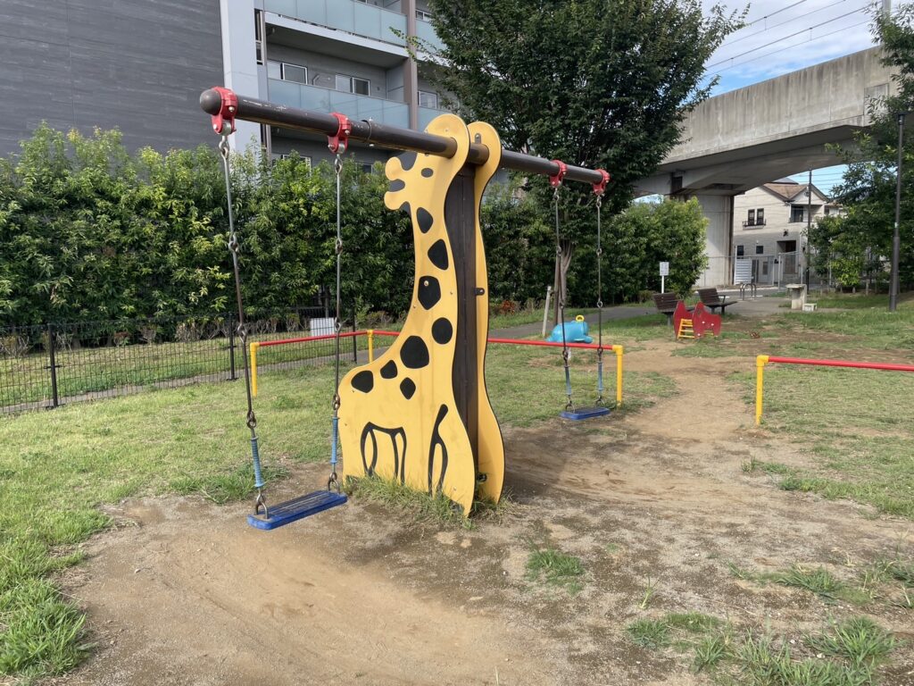 若柴おむすび公園のブランコ