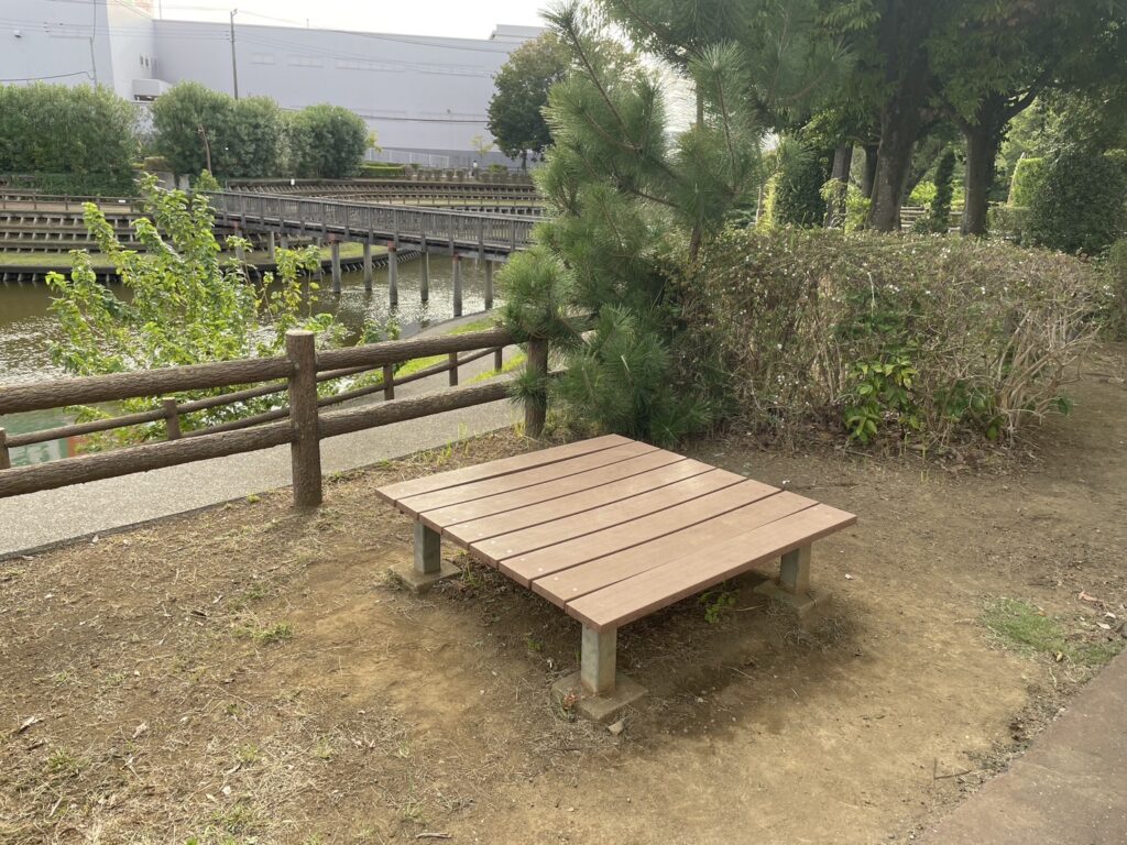 松ヶ崎中央公園の四角いベンチ
