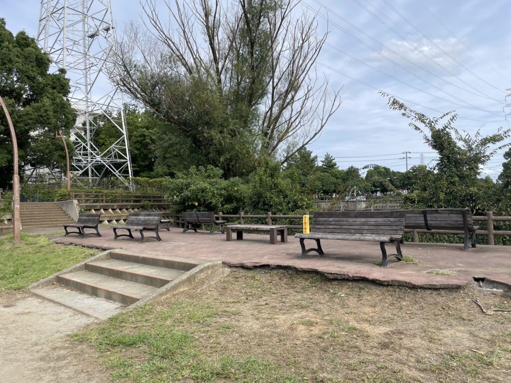 松ヶ崎中央公園のベンチ