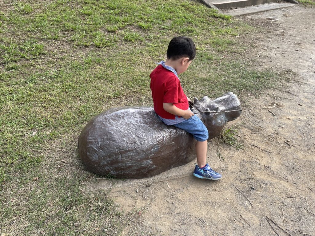 松ヶ崎中央公園の動物の銅像と子ども